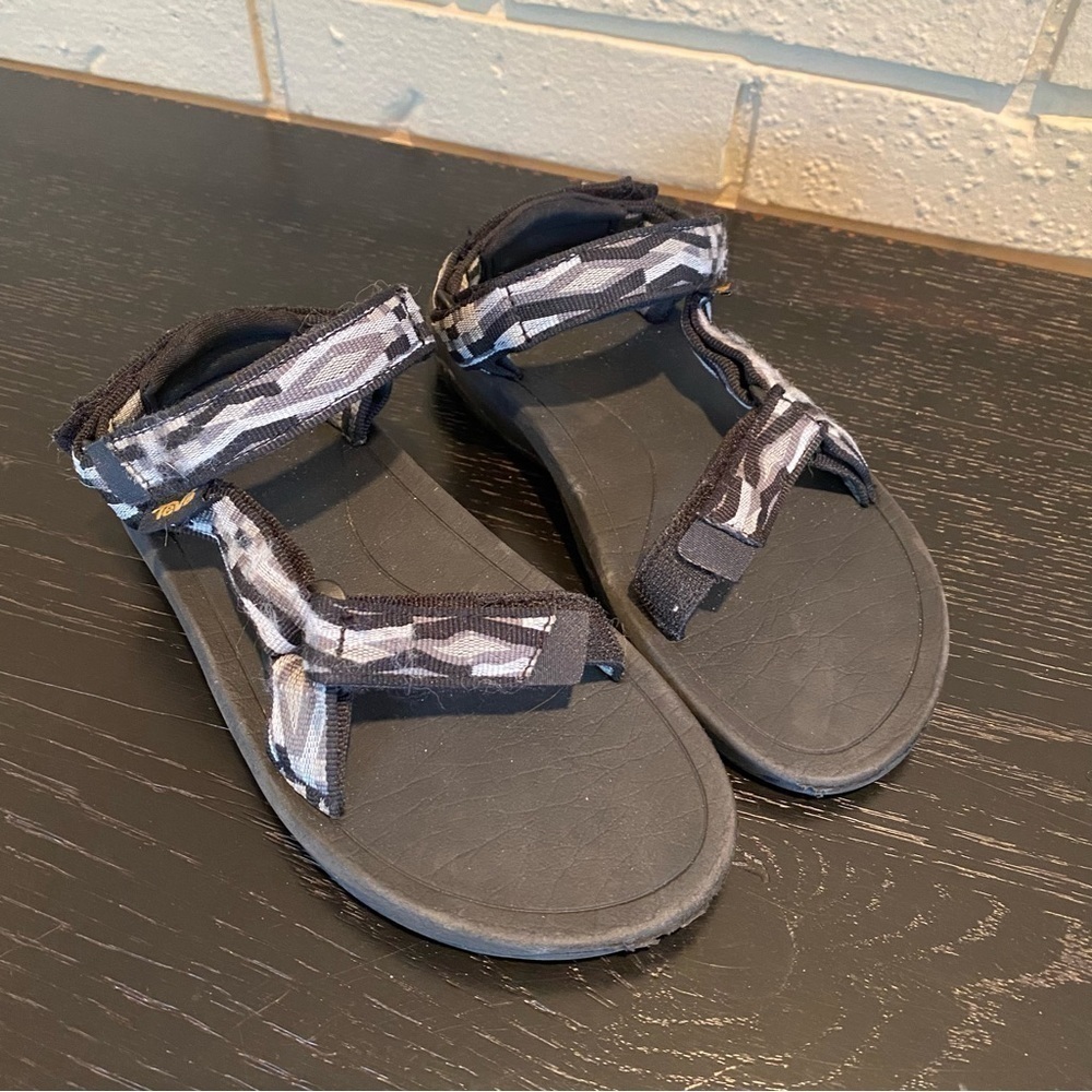 TEVA Hurricane XLT 2 Kids Youth Size 1 Water Hiking Sandal Black Gray 1019390C